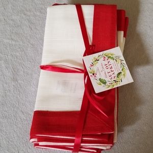 Homewear Holiday Set of 4 napkins Red, White